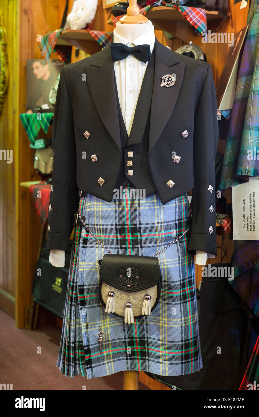 Highland Dress, Campana dei confini kilt in tartan, sporran, Prince Charlie giacca a Lochcarron tessitori shop, altopiani, SCOZIA Foto Stock