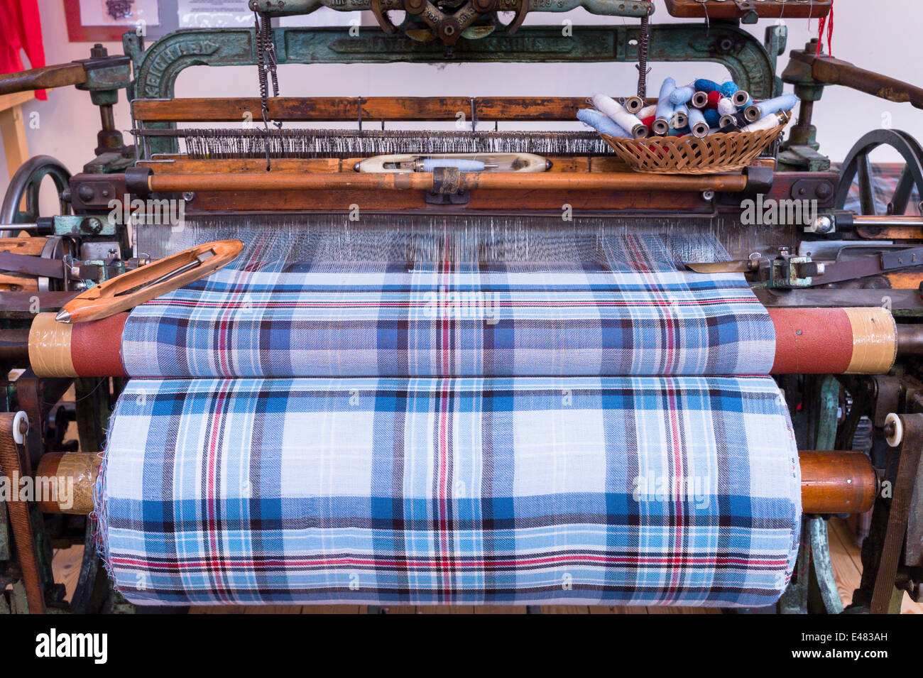 Highland tartan tessuto tradizionale sul telaio di tessitura a Lochcarron tessitori in Lochcarron nelle Highlands della Scozia Foto Stock