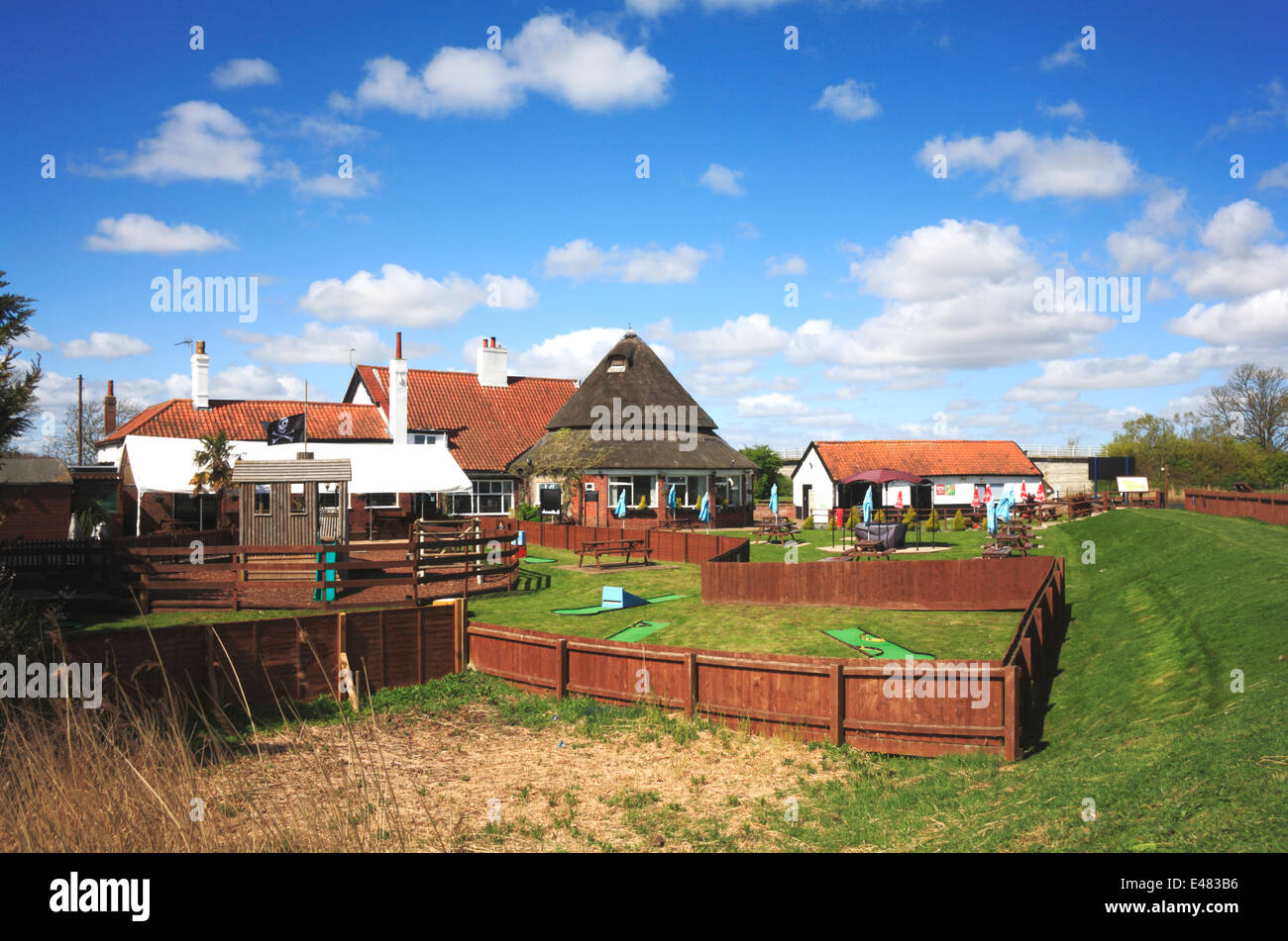 Una vista del Ponte Inn dal fiume Bure a Acle, Norfolk, Inghilterra, Regno Unito. Foto Stock