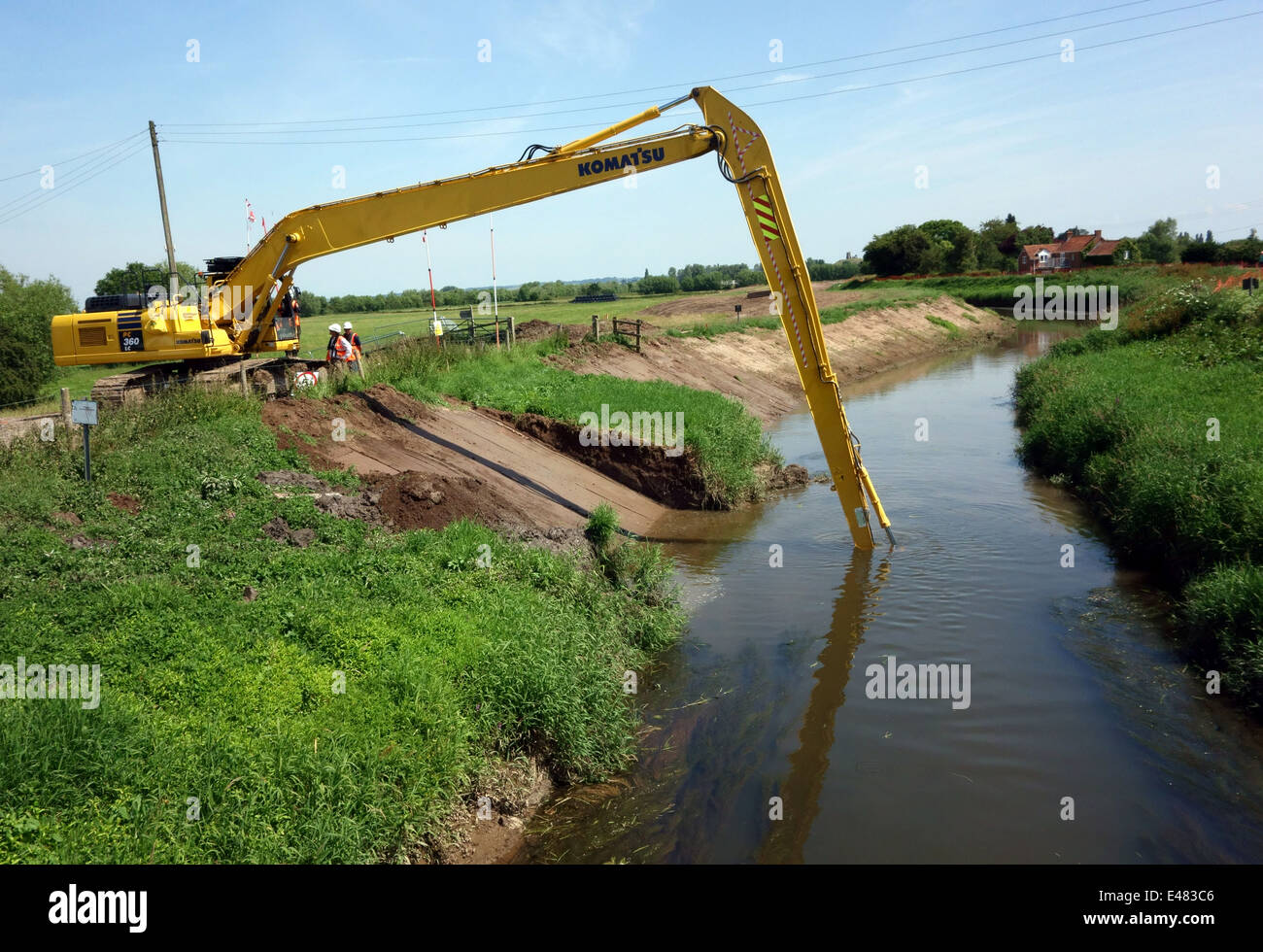 Dragaggio del fiume vicino a tono Athelney sui livelli di Somerset, Inghilterra Foto Stock