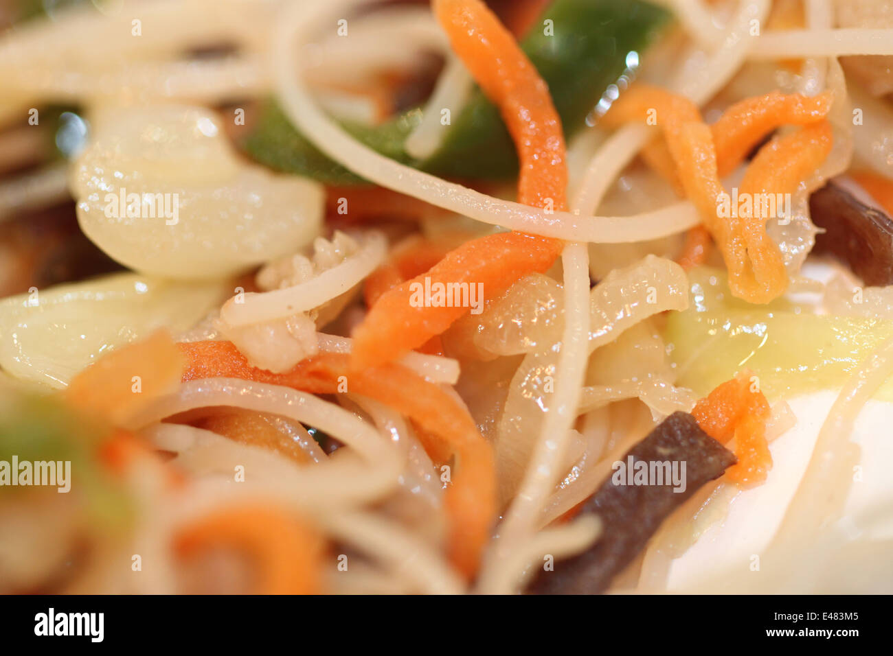 Vermicelli di riso saltati in padella con verdure mescolare in padella. Foto Stock