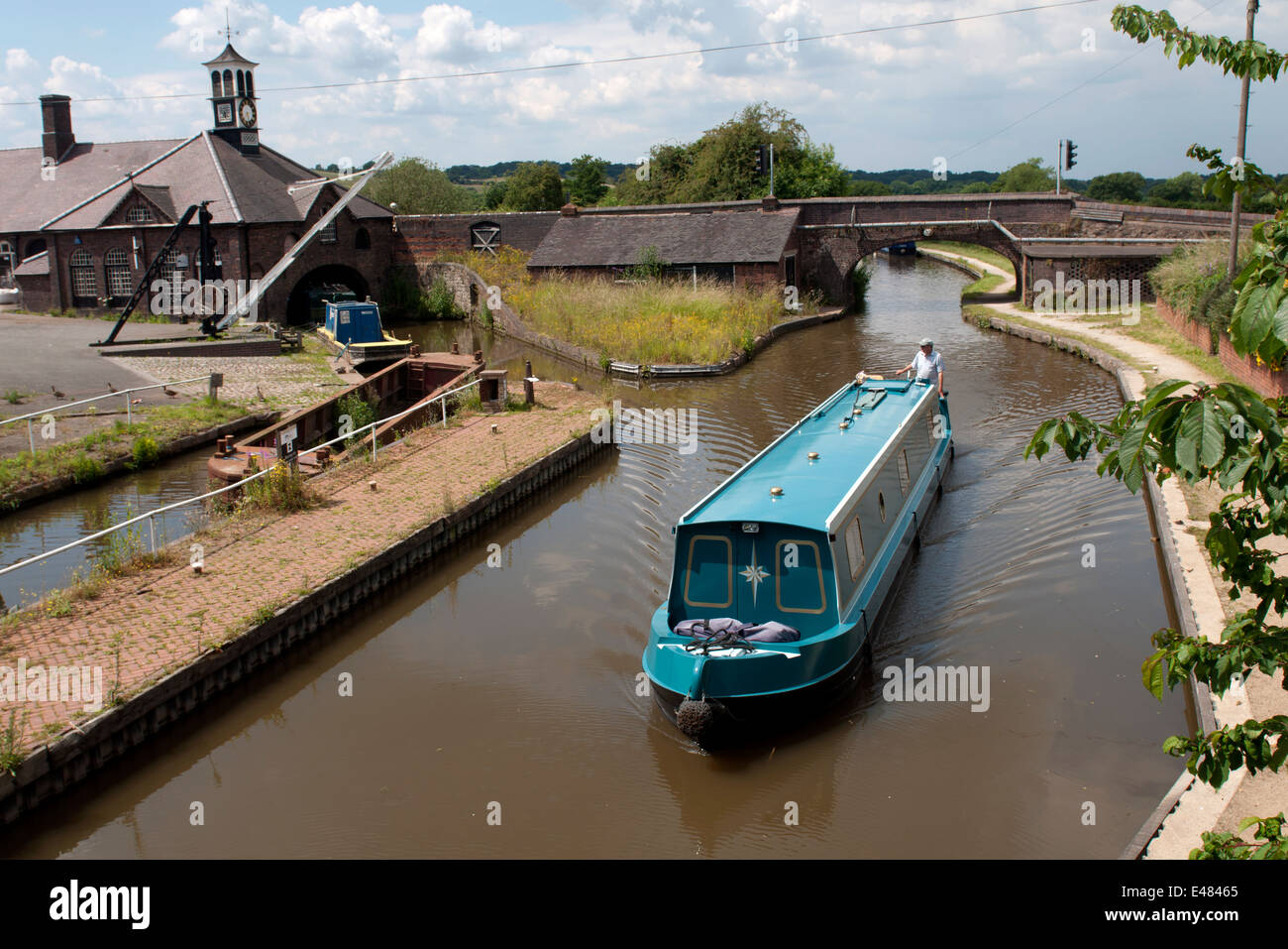 Il Coventry Canal a Hartshill Wharf, Warwickshire, Inghilterra, Regno Unito Foto Stock