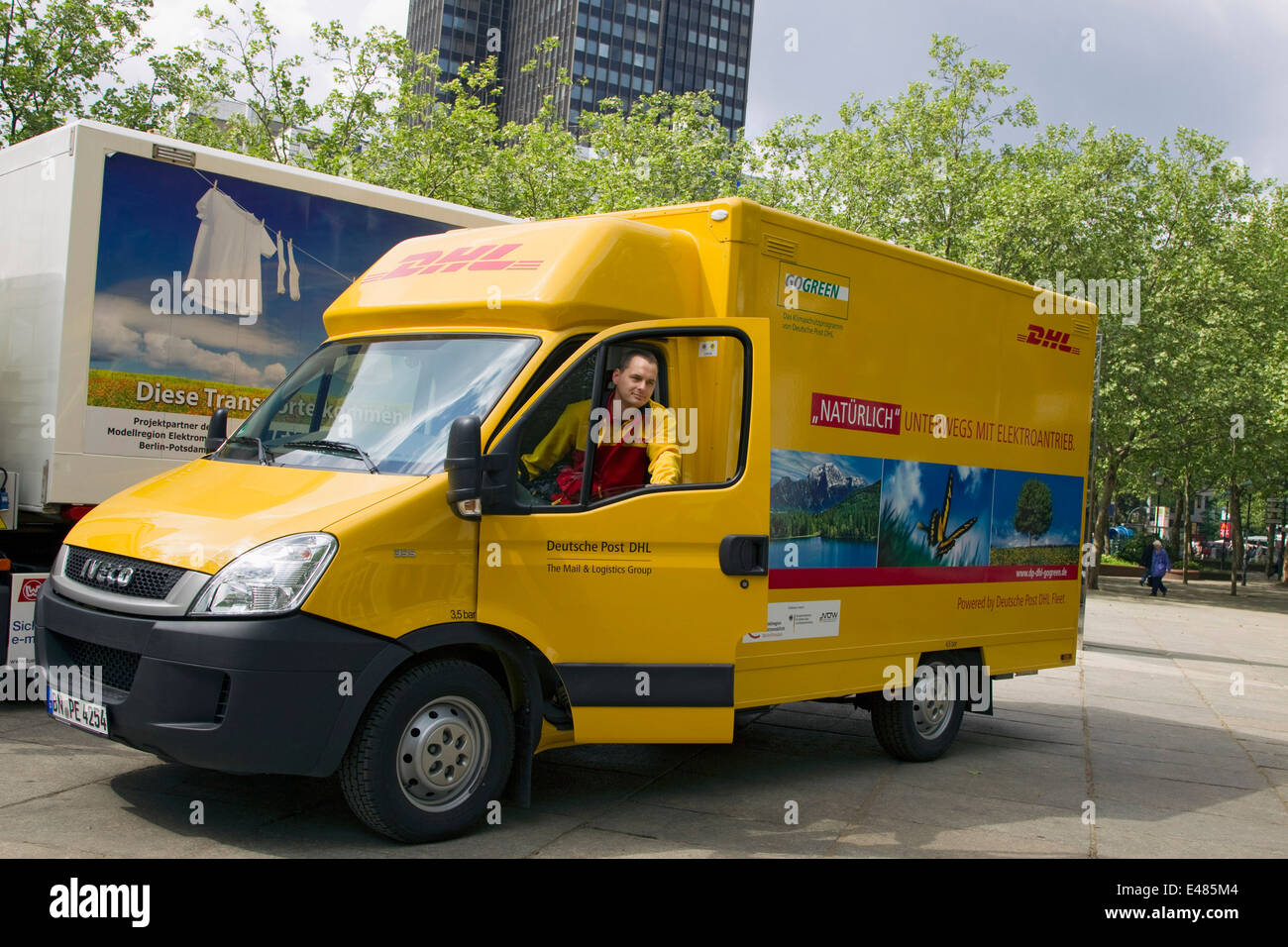 DHL pacchetto elettrico auto Foto Stock