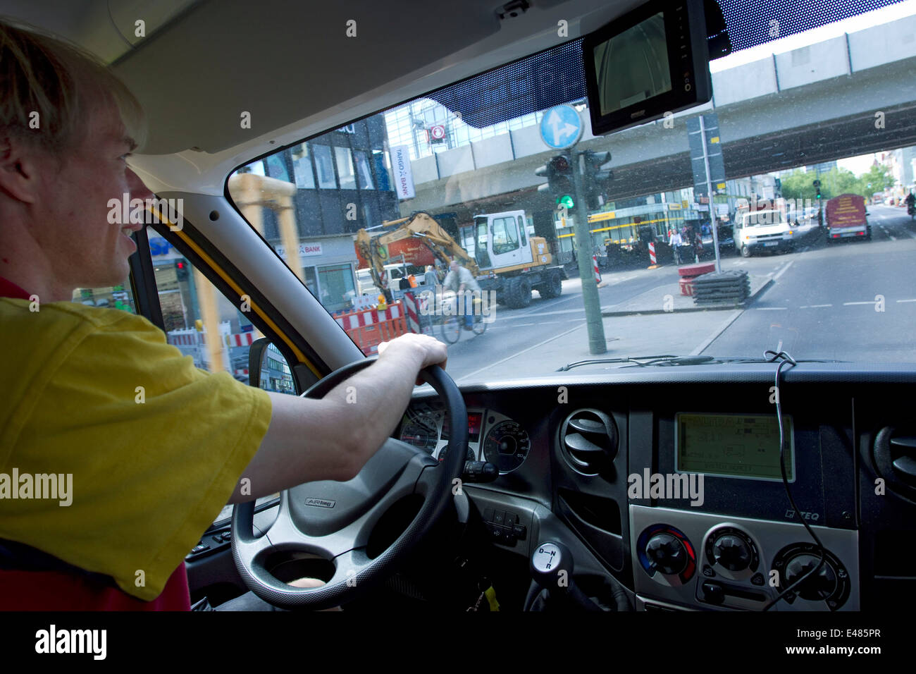 DHL pacchetto elettrico auto Foto Stock