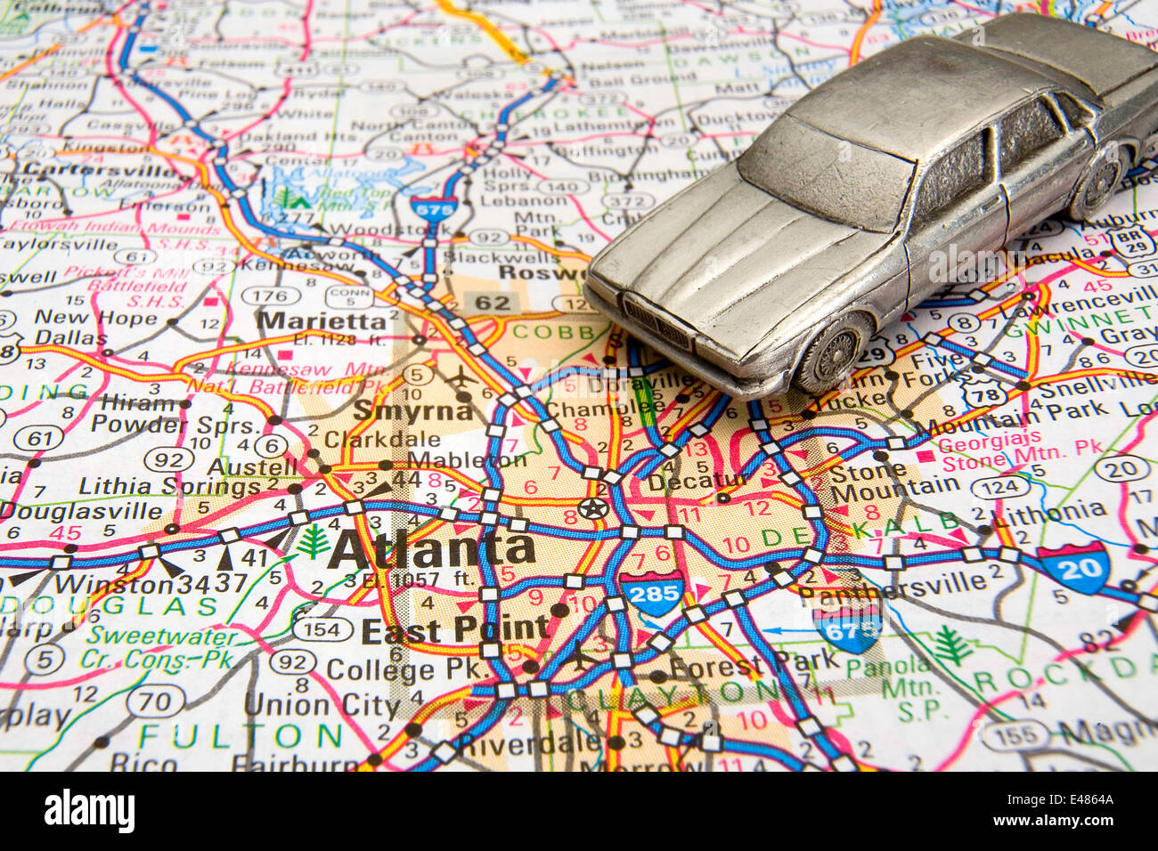 Modello berlina su una mappa stradale di Atlanta in Georgia. Foto Stock