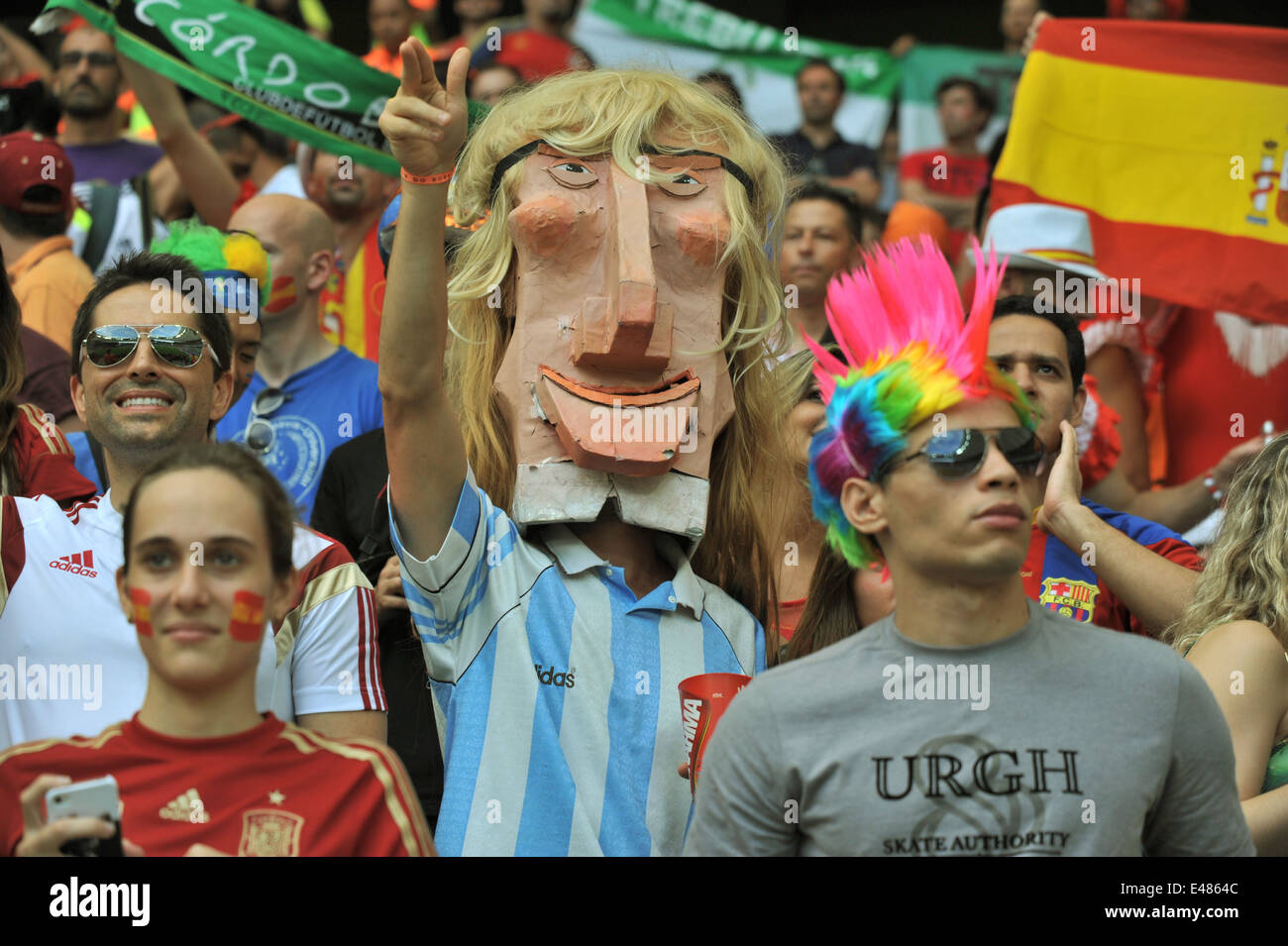 Spanischer Fanblock, WM 2014, Olanda vs. Spanien (5:1). Salvador da Bahia, Brasilien. Solo uso editoriale. Foto Stock