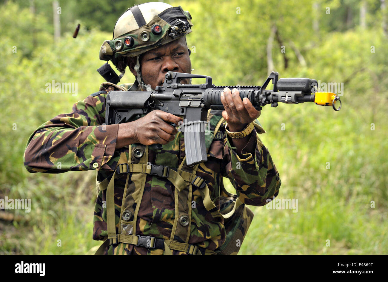 Un soldato keniota dotato di strumentazione dispiegabile System fucile spara sbozzati durante l'esercizio guerriero silenzioso a Grafenwoehr Area Formazione Giugno 20, 2014 in Baviera, Germania. Foto Stock