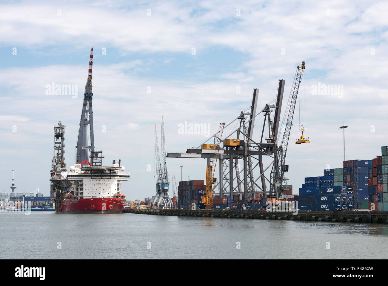 Grande gru per il trasporto di container nel porto olandese Foto Stock