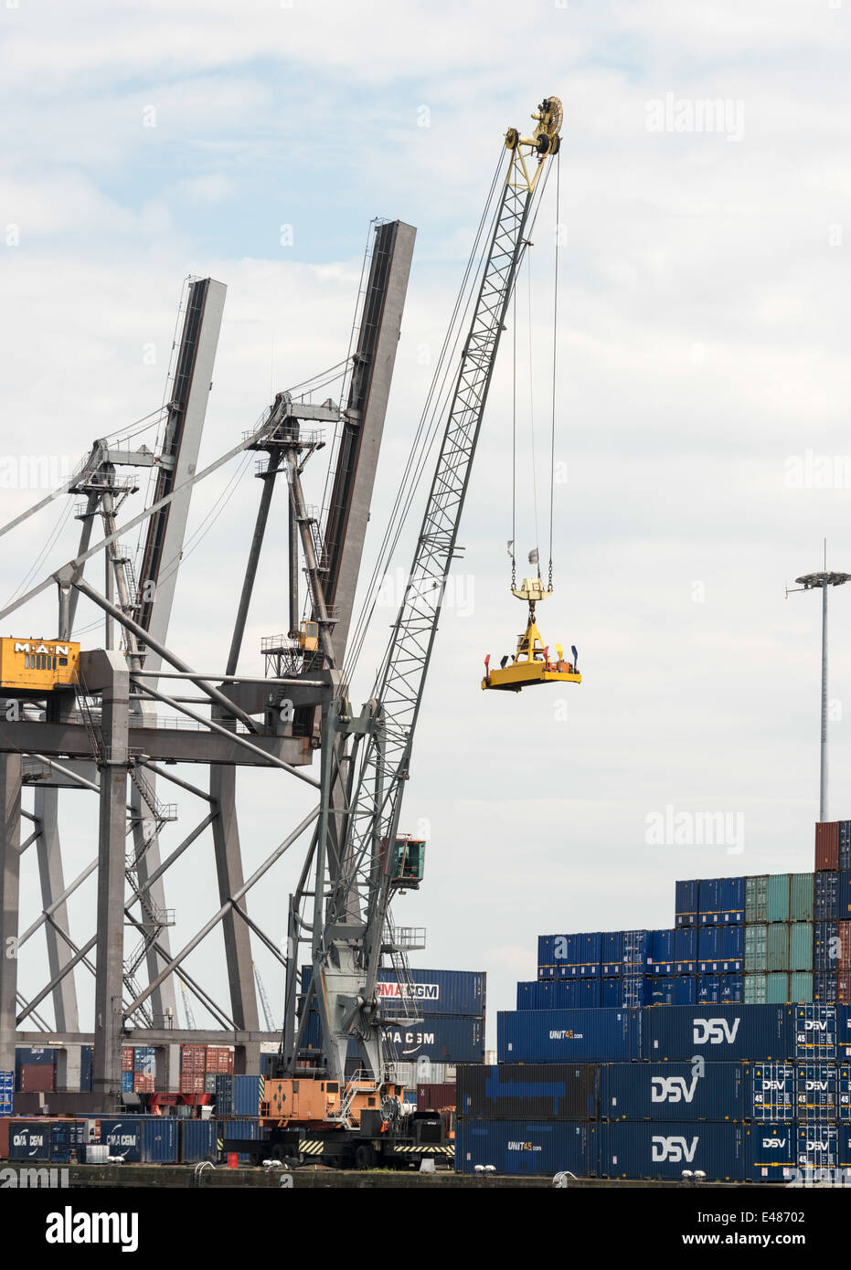 Grande gru per il trasporto di container nel porto olandese Foto Stock