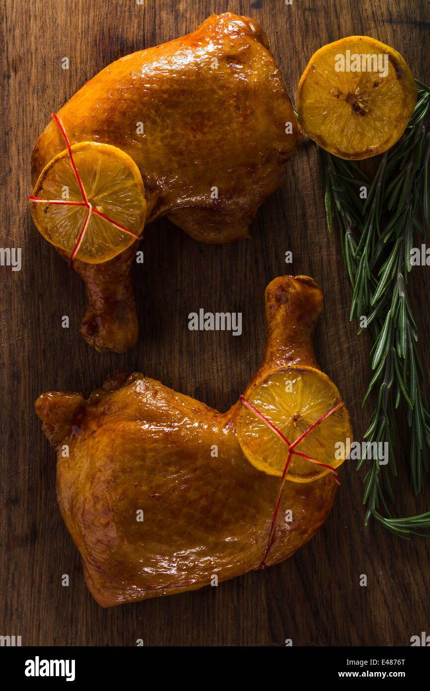 Cotte le cosce di pollo Foto Stock