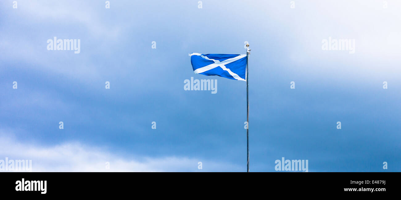Si intraversa bandiera nazionale di St Andrew, indipendenza scozzese Referendum dibattito campagna per il sì di votare per separare la Scozia nazione Foto Stock