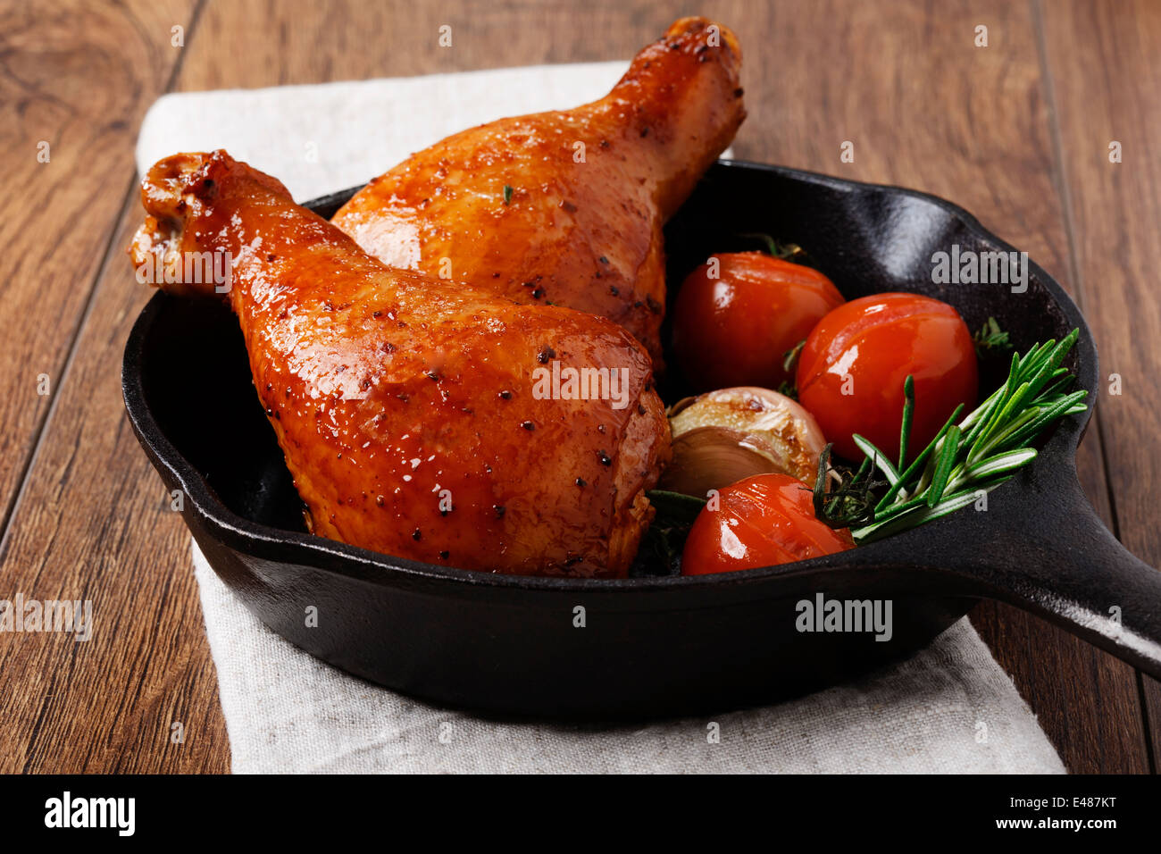 Fried le cosce di pollo in una pentola Foto Stock