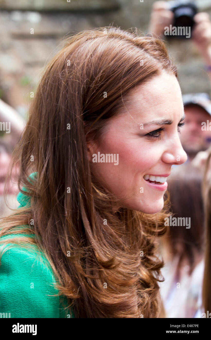 Catherine, Duchessa di Cambridge GCVO, un membro della famiglia reale britannica Kate, in una passeggiata reale con visita al villaggio di West Tanfield prima dell'arrivo del del peloton Tour de France. Il villaggio ha abbracciato in particolare le Grand parte. Il Tour de France è il più grande evento sportivo annuale al mondo. E' la prima volta che le Tour ha visitato il nord dell'Inghilterra, avendo precedentemente fatto solo visite alla costa meridionale e alla capitale. Foto Stock