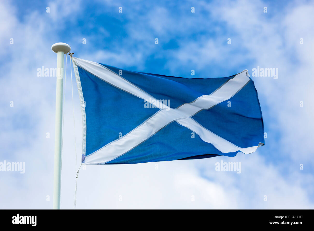 Si intraversa bandiera di St Andrew battenti da pennone come referendum scozzese Indipendenza la campagna invita gli elettori sì votare per la Scozia Foto Stock