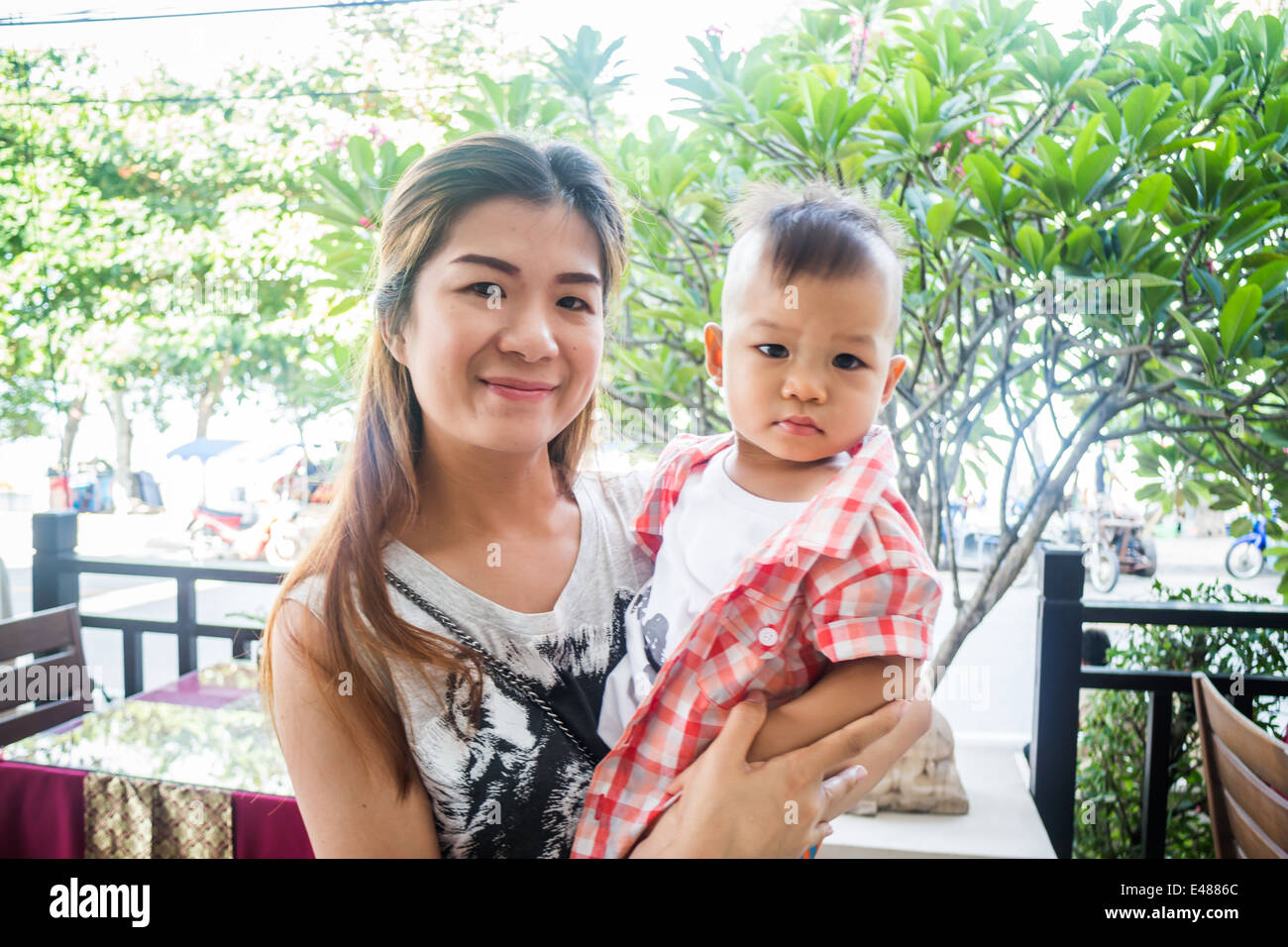 Asian carino boy posano con sua madre, stock photo Foto Stock