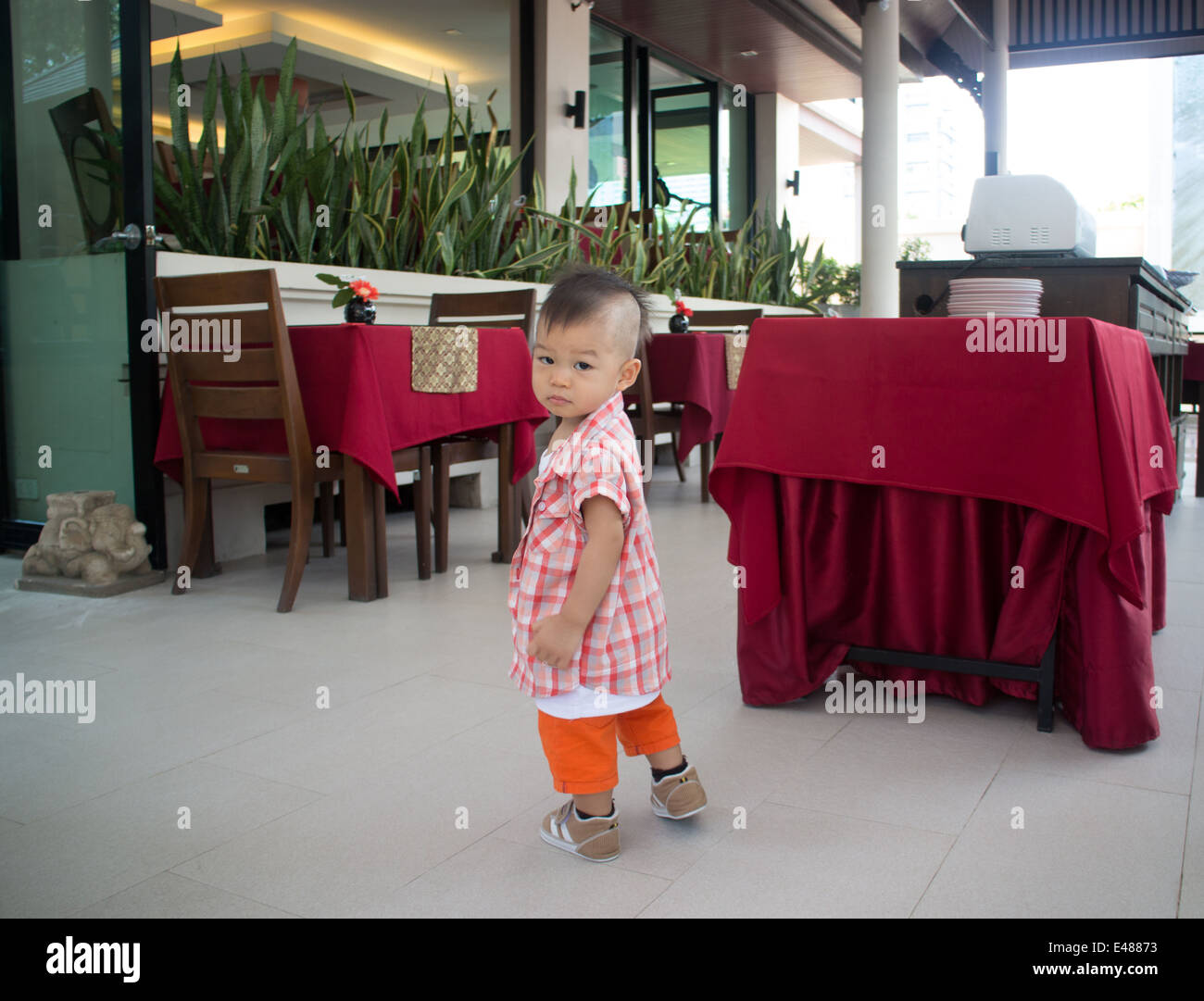 Asian carino boy pongono guardando indietro, stock photo Foto Stock