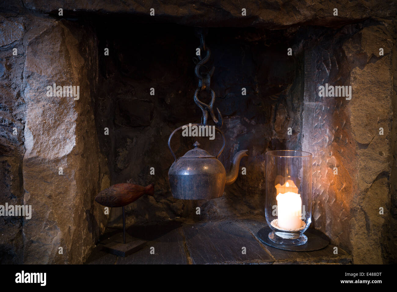 Freplace con il vecchio bollitore al mondo gastronomico rinomato ristorante a cinque stelle i tre camini sull'Isola di Skye in Scozia Foto Stock