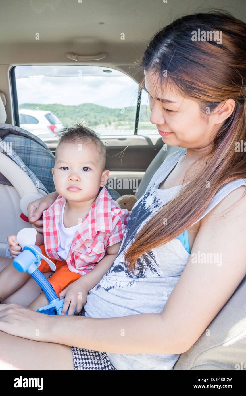 Carino ragazzo seduto in macchina con sua madre, stock photo Foto Stock
