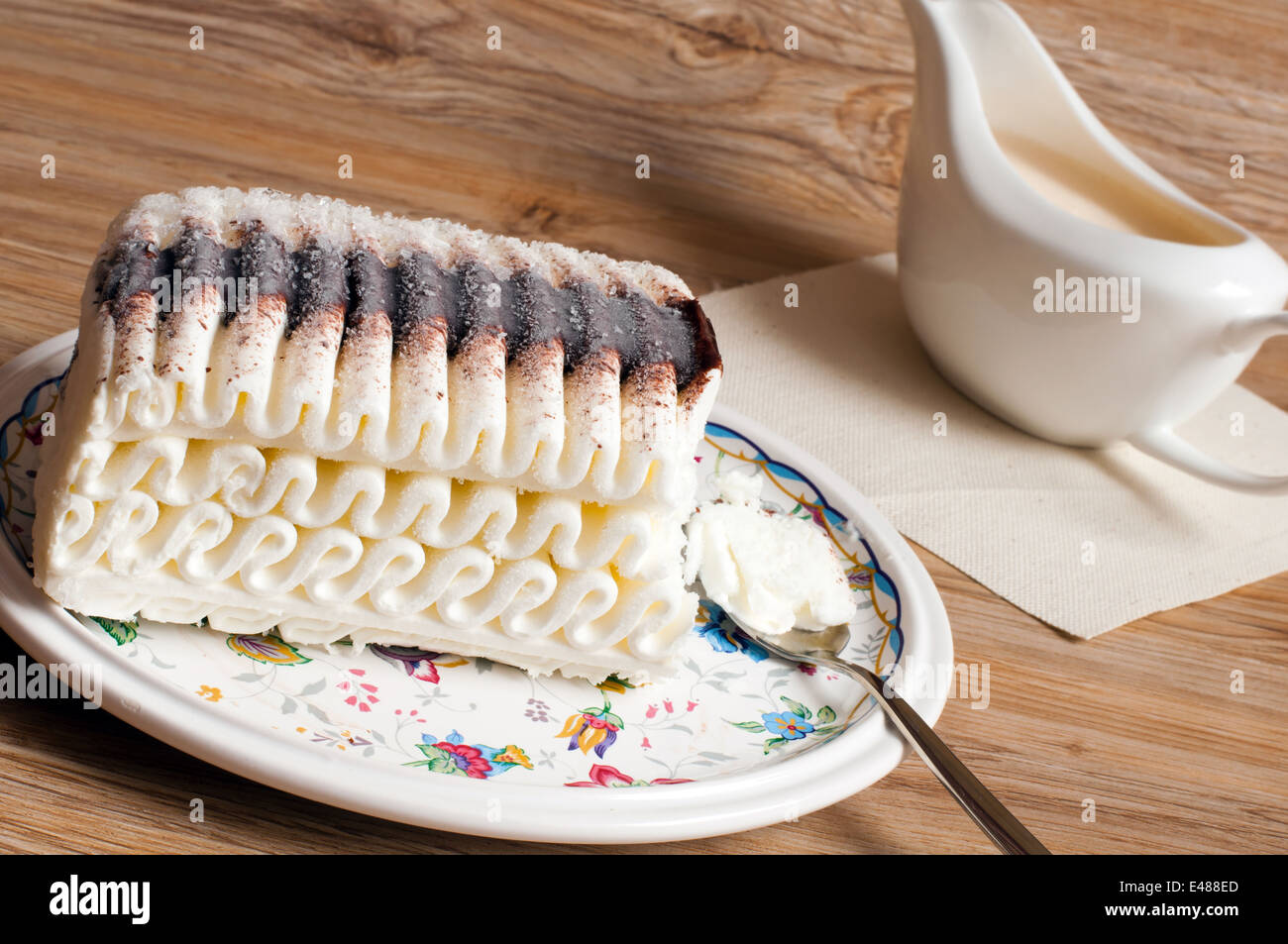 Torta gelato al cioccolato Crema di burro dessert rotolo pezzo grosso a mangiare cibo pasto pronto trattare cucchiaio salsiera pattern nessuno Foto Stock