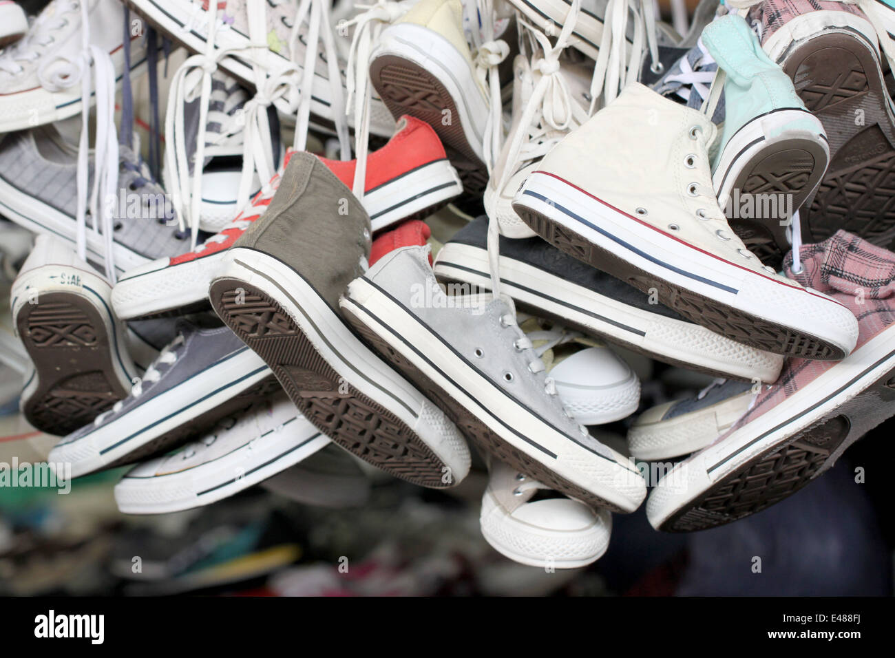 Sneakers di vecchie scarpe di seconda mano nel mercato calzature. Foto Stock
