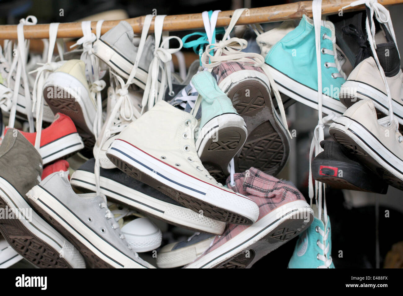 Sneakers di vecchie scarpe di seconda mano nel mercato calzature. Foto Stock
