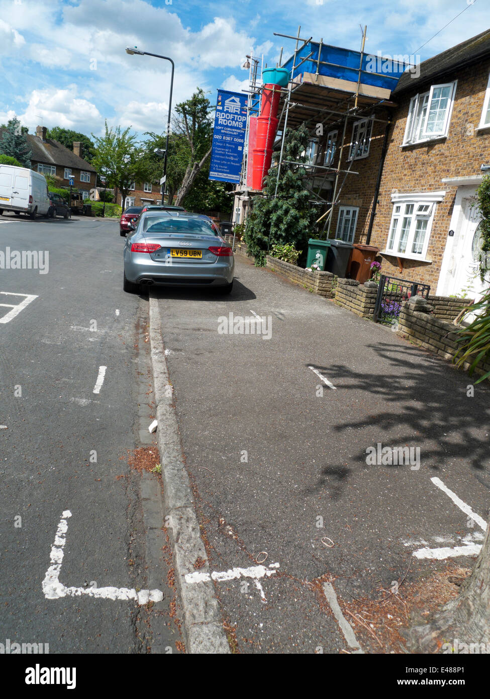 Parcheggio vuoto segnaletica stradale a cavallo di una strada e marciapiede fuori da una casa a Walthamstow Waltham Forest Londra E8 Regno Unito Inghilterra KATHY DEWITT Foto Stock