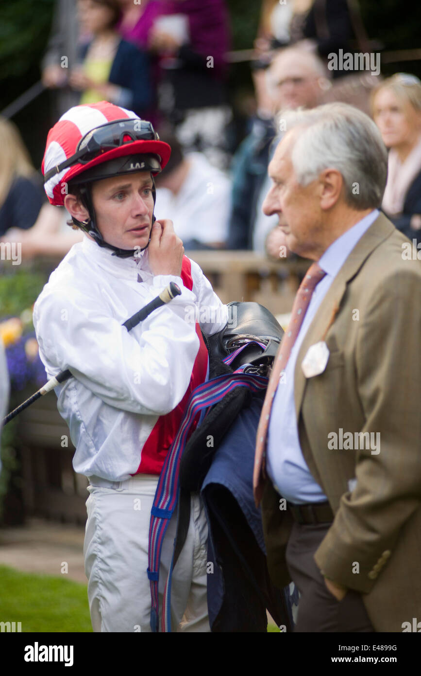 Jockey Kieran O'Neill parla a Bruce Raymond Newmarket Racecourse. Foto Stock