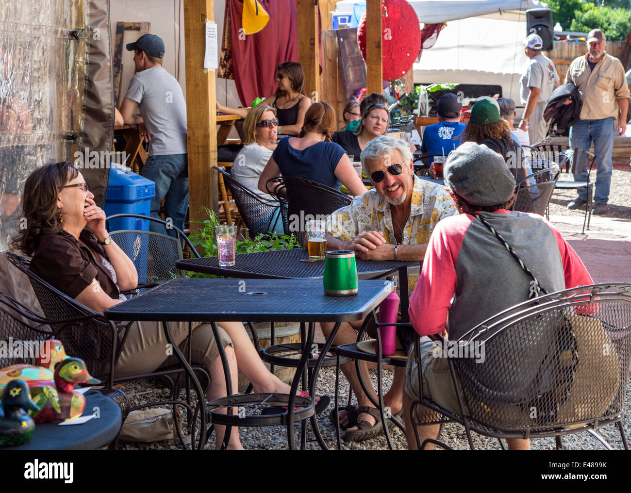 Visitatori godendo di food & drink al Benson's Tavern & Beer Garden, un cafe' all'aperto, durante l annuale cittadina ArtWalk Festival Foto Stock