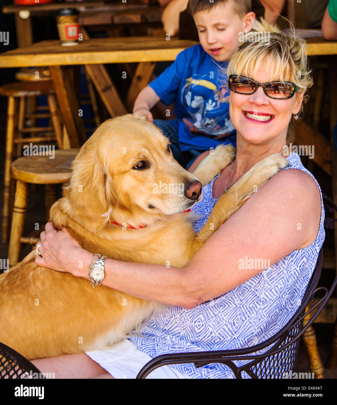 Donna e Golden Retriever in outdoor cafe, ArtWalk annuale Festival, Salida, Colorado, STATI UNITI D'AMERICA Foto Stock