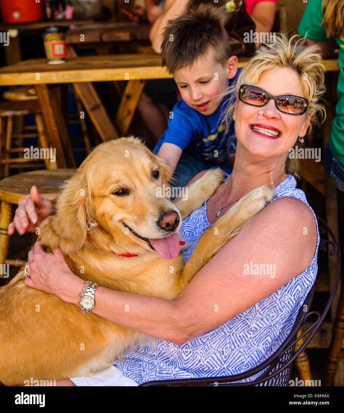 Donna e Golden Retriever in outdoor cafe, ArtWalk annuale Festival, Salida, Colorado, STATI UNITI D'AMERICA Foto Stock