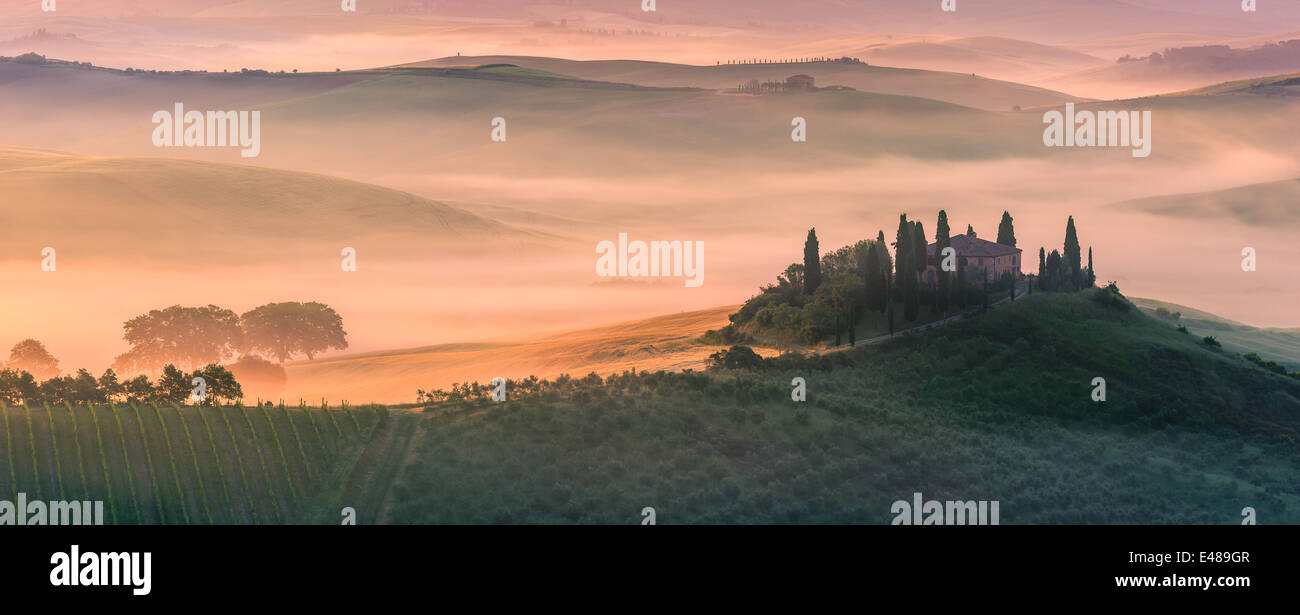 Famoso Podere Belvedere nella luce del mattino, nel cuore della Toscana vicino a San Quirico in de Val d'Orcia Foto Stock