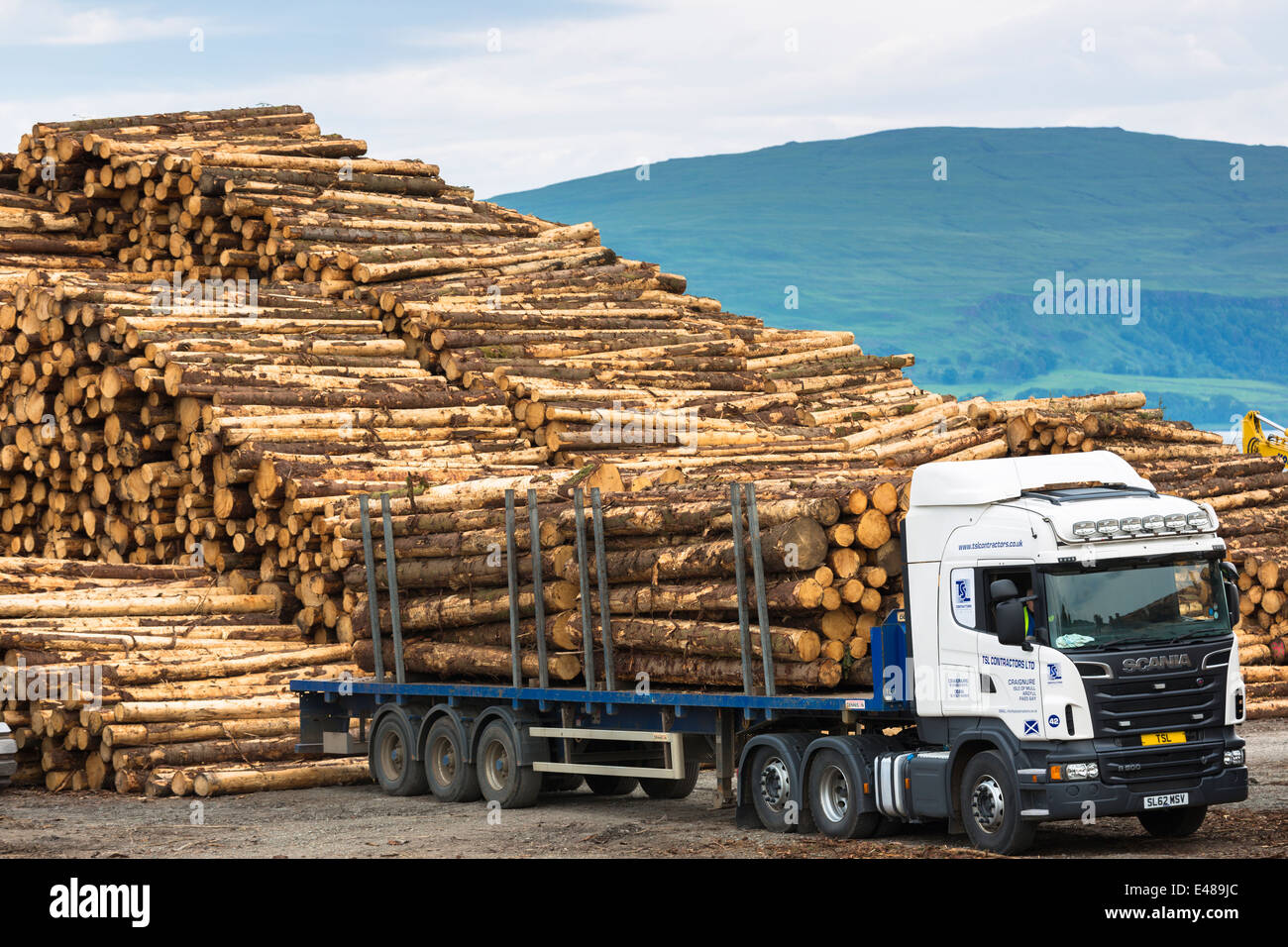 La registrazione e la produzione di legname e trasporto a Craignure sull'Isle of Mull nelle Ebridi Interne di Scozia Foto Stock