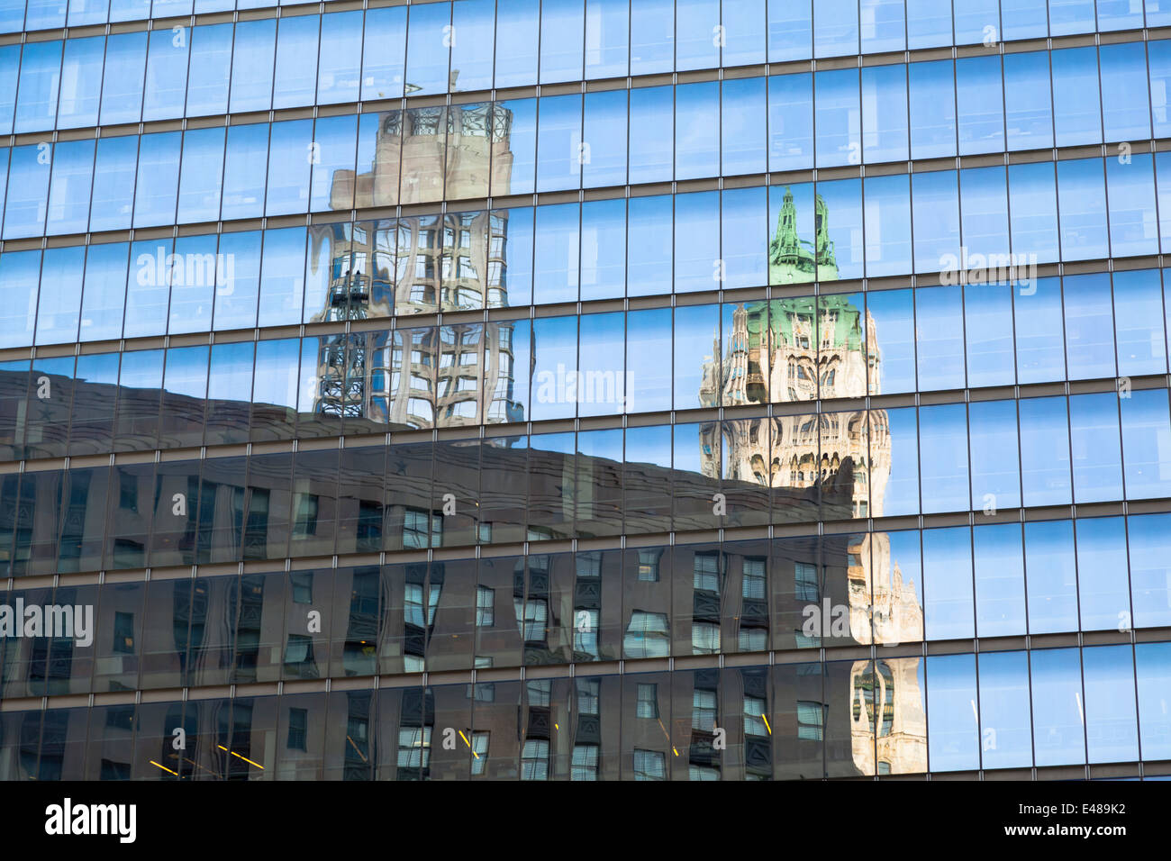 Riflessioni di grattacieli in facciata di un altro grattacielo a Manhattan Foto Stock