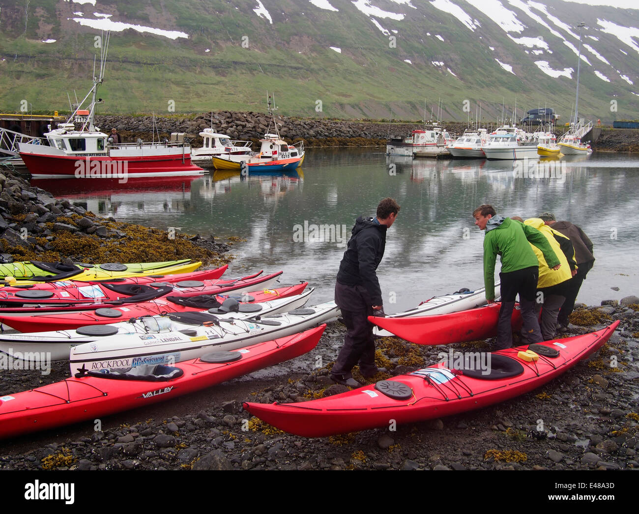 Il lancio di kayak da mare a Suðureyri, west fiordi, Islanda Foto Stock