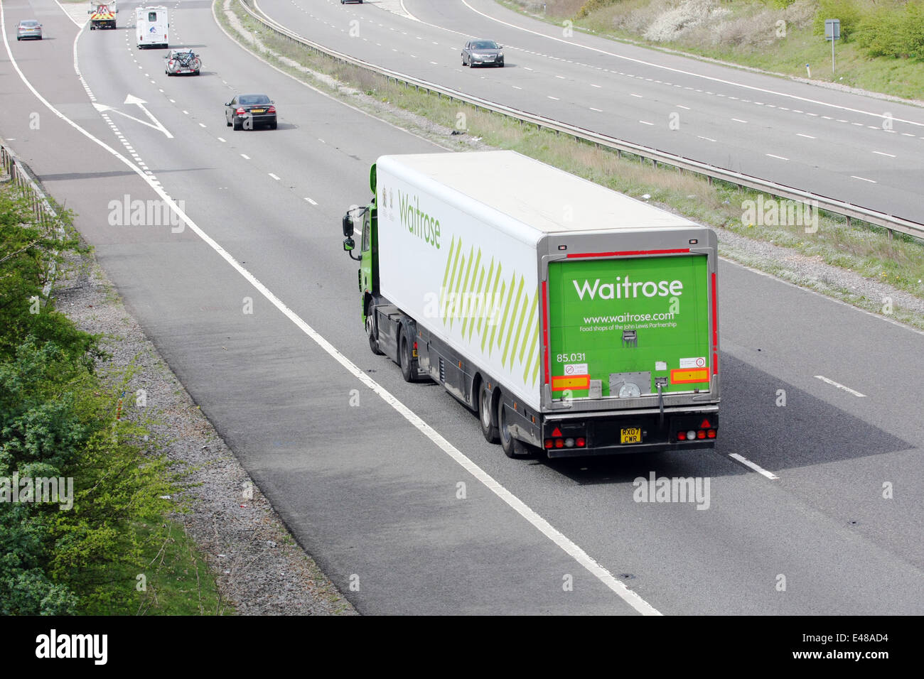 Un Waitrose carrello e altri tipi di traffico che viaggia lungo l'autostrada M20 nel Kent, Inghilterra Foto Stock