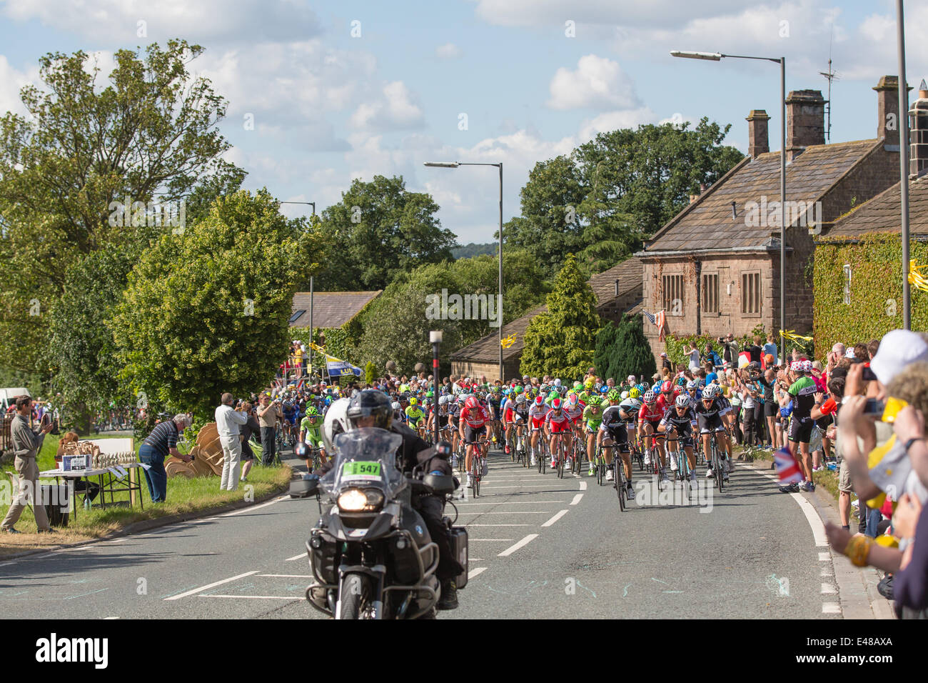 Harrogate, North Yorkshire. Il 5 luglio 2014. Un impaccato peleton entra nel villaggio dello Yorkshire di Killinghall, a 3 miglia dal giorno uno con finitura in Harrogate. Copyright Ian Wray/Alamy Live News Foto Stock