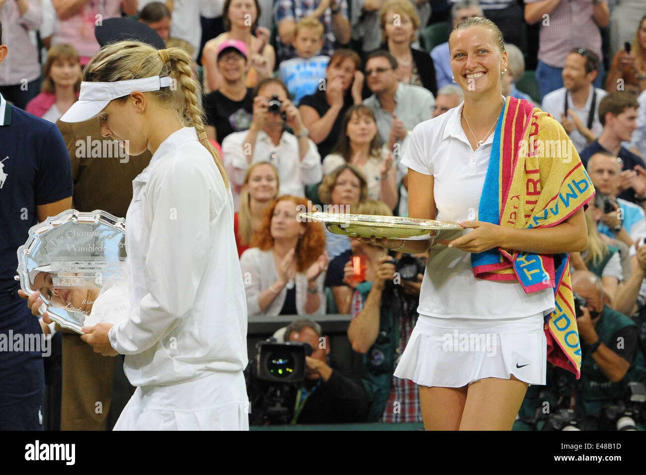 Il torneo di Wimbledon, Londra UK. 05 Luglio, 2014. Womens singles match finale contro le Repubbliche ceca Petra KVITOVA al 2014 campionati di Wimbledon a Wimbledon, a sud-ovest di Londra il 5 luglio 2014. Eugenie Bouchard (possibile) e Petra KVITOVA (CZE) con i loro trofei Credito: Azione Sport Plus/Alamy Live News Foto Stock