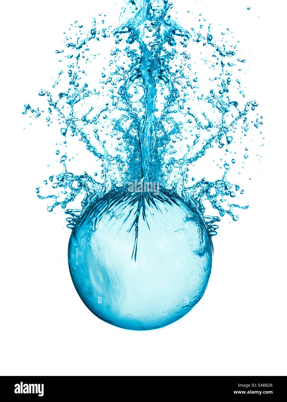 Abstract acqua splash a sfera isolata su sfondo bianco. Foto Stock