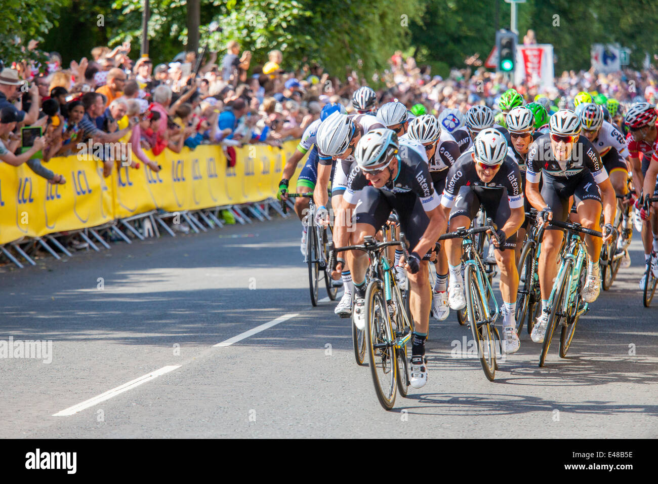 Peleton principale entrando in Harrogate sulla prima tappa del Tour de France Foto Stock