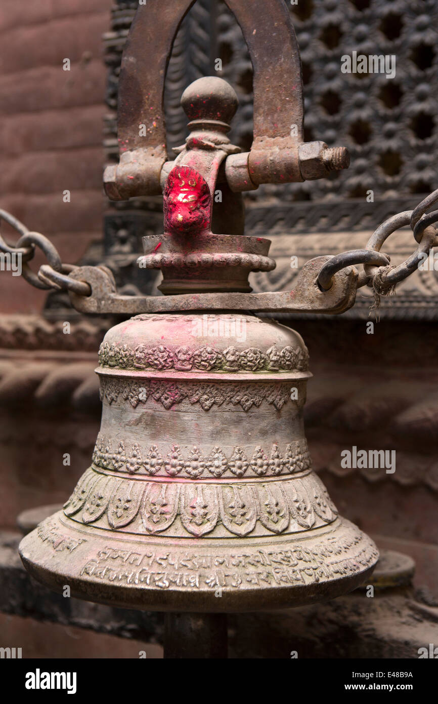 Il Nepal, Kathmandu, Asan Tole, Annapurna tempio, polveroso Campana in ottone con decorazione in ghisa Foto Stock