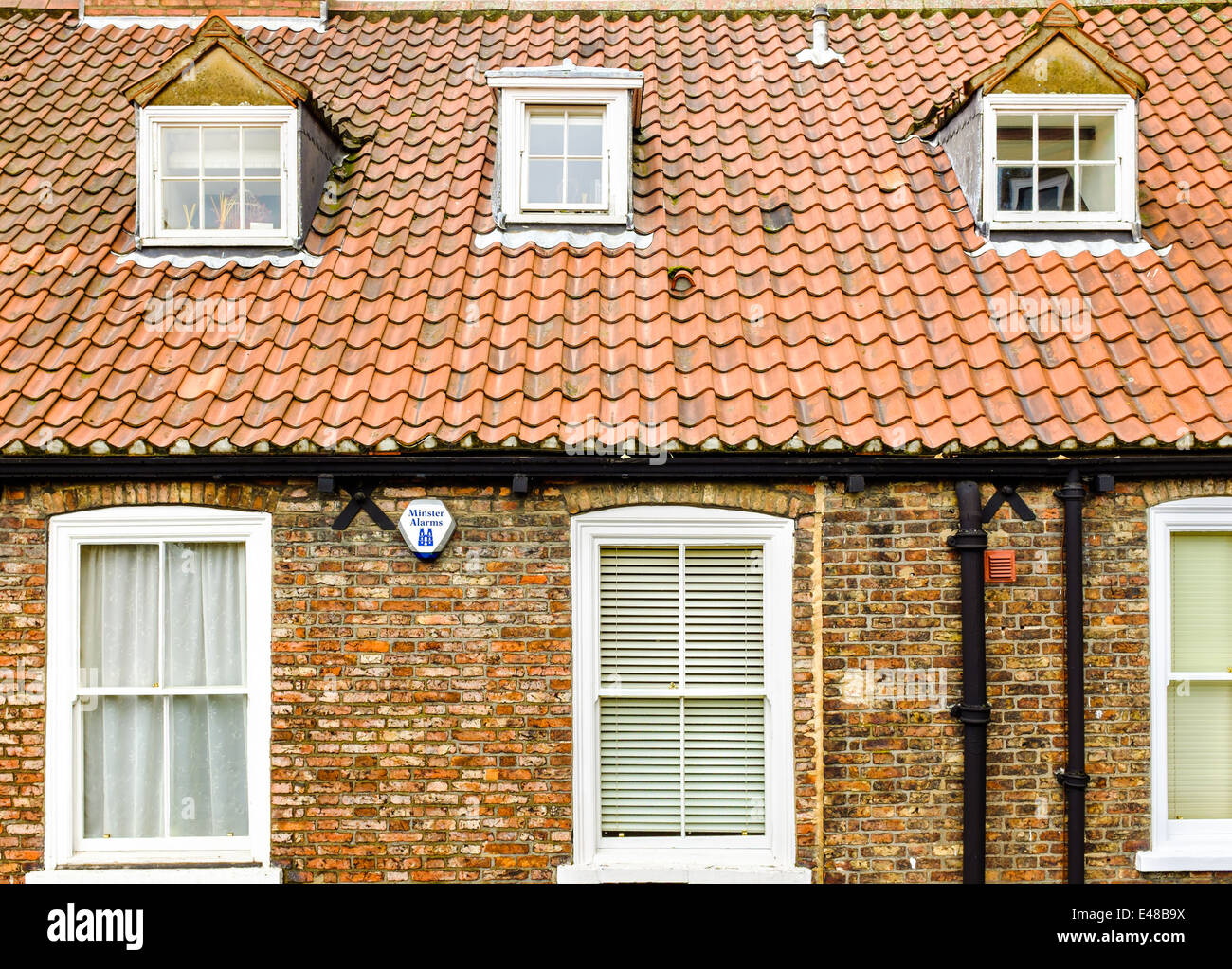 Una facciata della casa, tegole e finestre dormer inset nel tetto. York, North Yorkshire, Regno Unito. 2014-07-05 Foto Stock