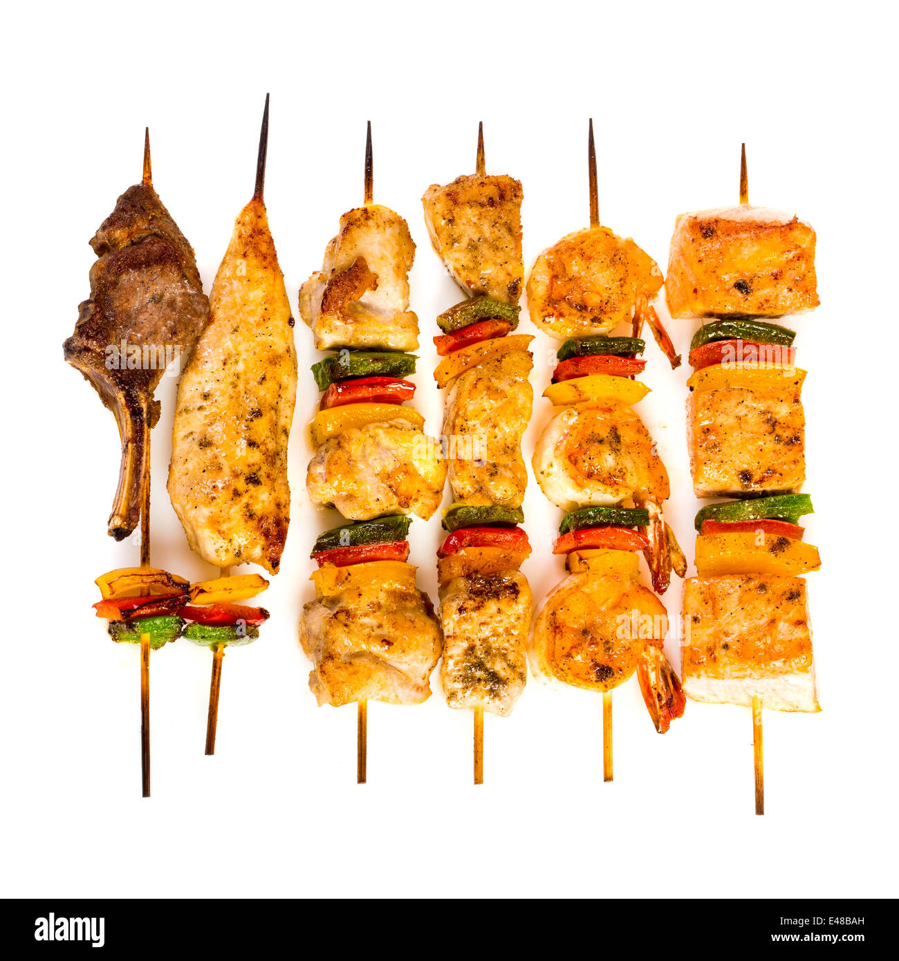 Gustose grigliate di carne su uno sfondo bianco, shish kebab Foto Stock