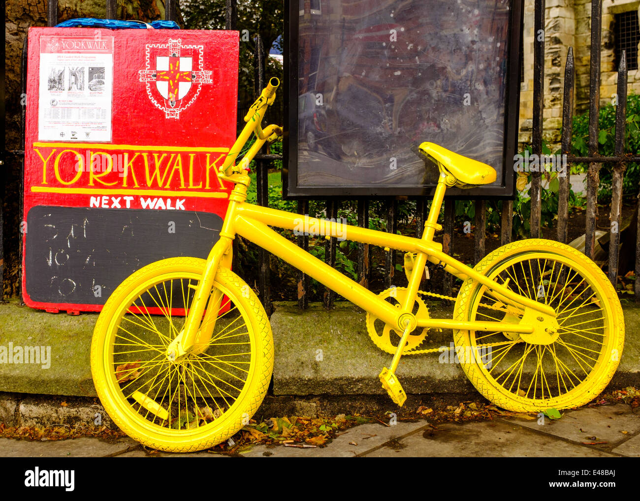 Uno dei molti giallo biciclette a York per la 101st tour de France - parte delle quali ha avuto luogo nello Yorkshire, Inghilterra, nel luglio 2014. Foto Stock