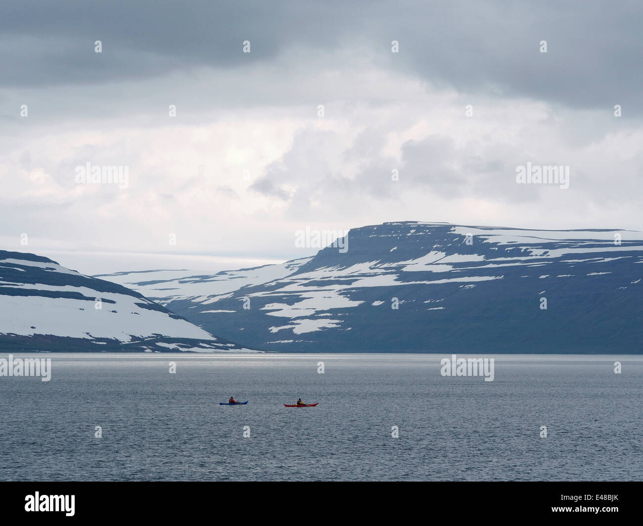 Kayak di mare nel fiordo vicino Ögurnes con Snaefjallaströnd dietro, a ovest di fiordi, Islanda Foto Stock