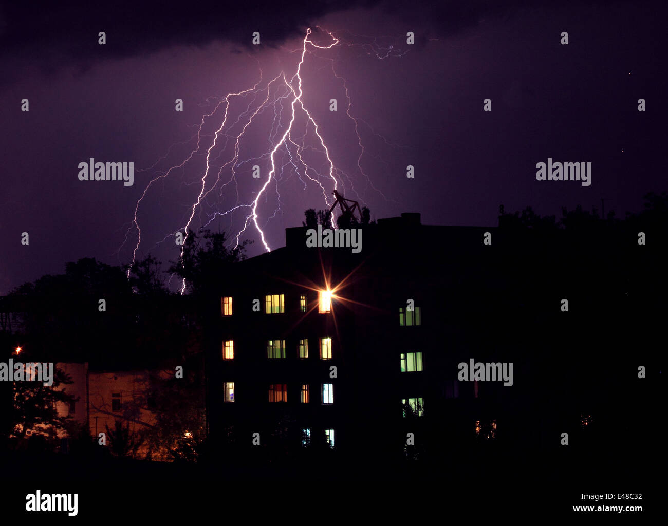 Il fulmine nella città di notte Foto Stock