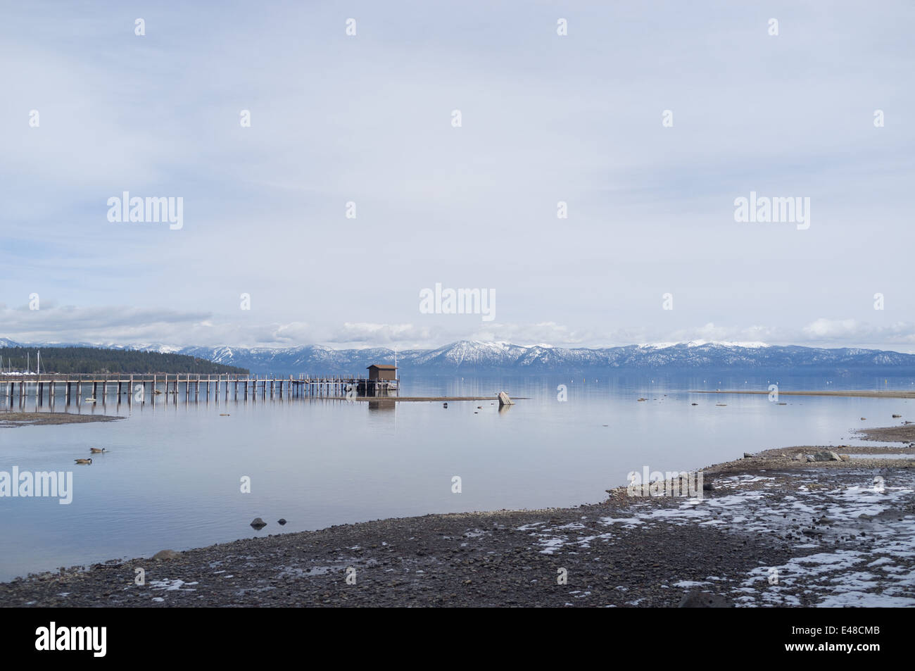 Un molo sul Lago Tahoe, California, Stati Uniti d'America con le montagne sullo sfondo Foto Stock