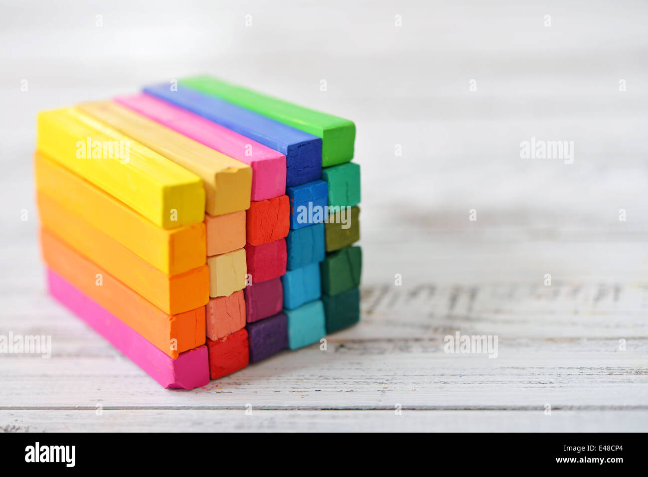 Il cubo multicolore dall artista pastelli su sfondo chiaro Foto Stock