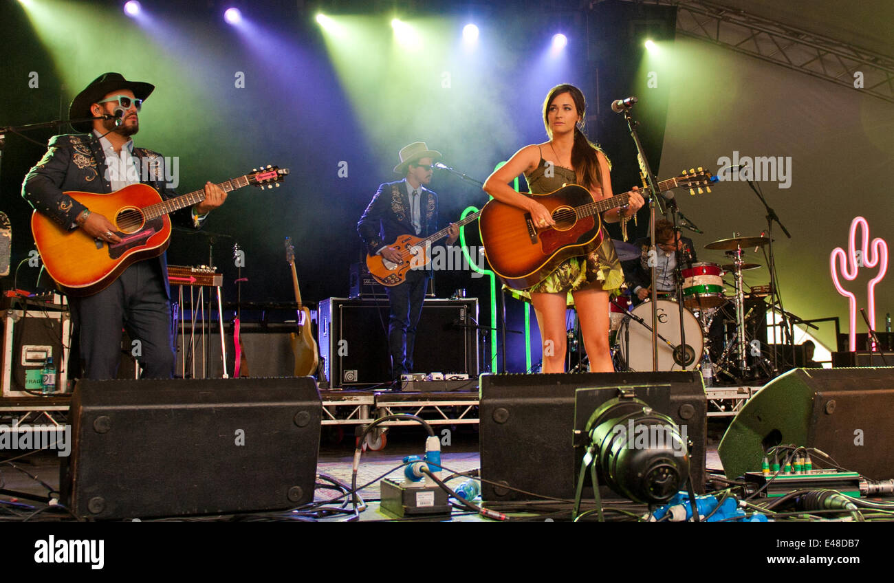 Grande Tew, Oxfordshire, Regno Unito. Il 5 luglio 2014. Cornbury Festival. Kacey Musgraves esegue sul palco l'uomo. Credito: charlie bryan/Alamy Live News Foto Stock