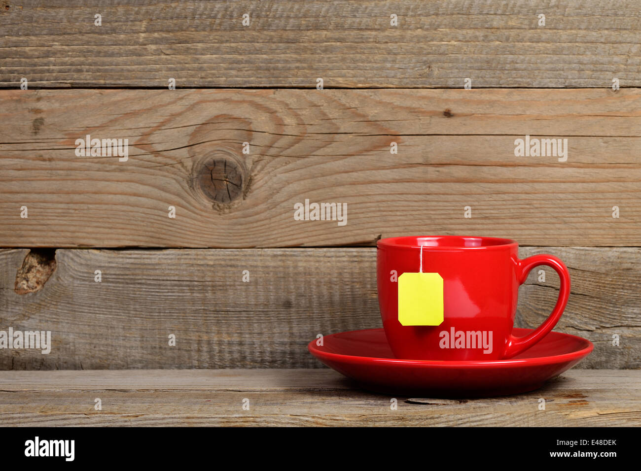 Tazza di tè su sfondo di legno Foto Stock