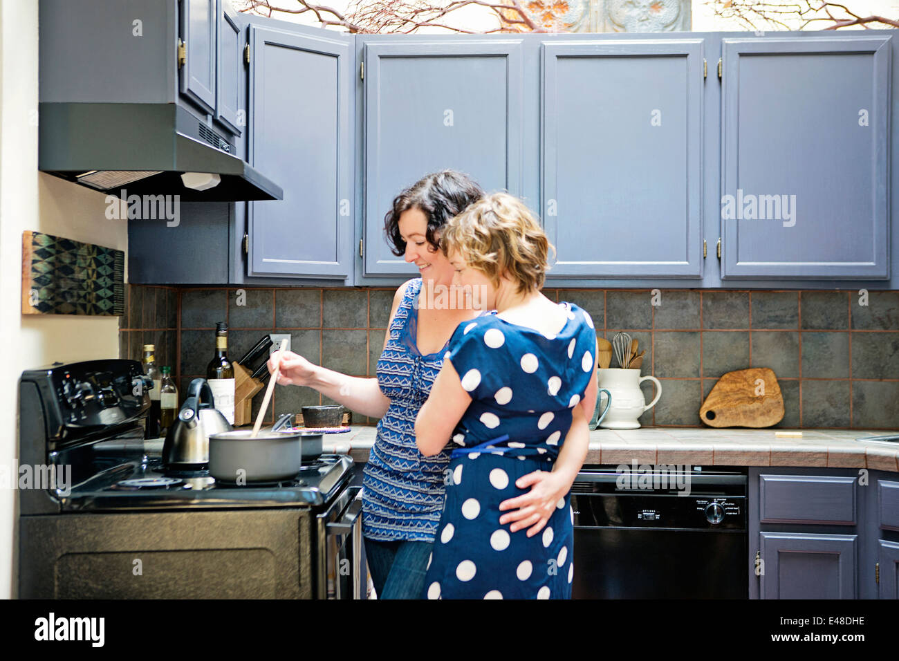 Coppia femminile nella preparazione degli alimenti Foto Stock